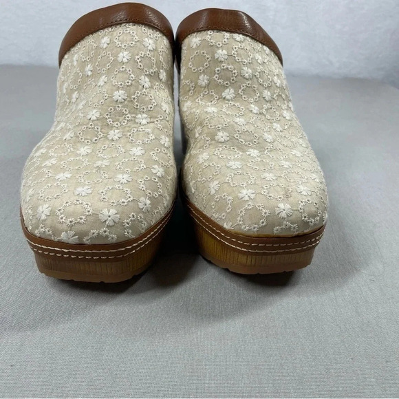 Kork’s Lori Embroidered Fabric Combo Clogs - Picture 4 of 6